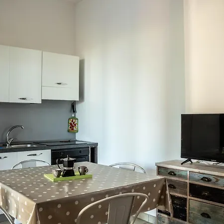 Li Uluzzi Lejlighed *